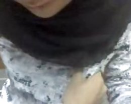 malaysische Hijab Mädchen Boob press