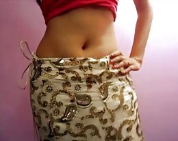 Ihre Swati schütteln Bauch... Kommentar für mehr