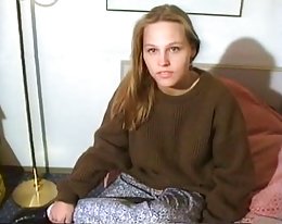 schöne Teen mit haarige Muschi masturbiert