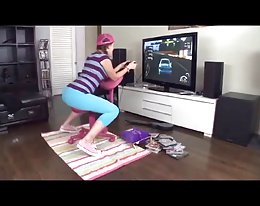 Lizzie Tucker gefickt während Spiel Konsole