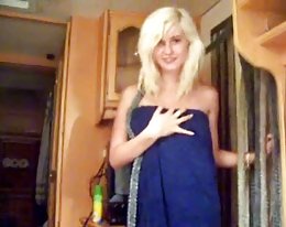 sexy blonde Frau stimmt Hubby und sein Freund ficken!