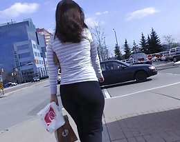 candid Mall Arsch in Yogahosen + Interaktion mit ihr