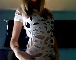 heiße blonde Teen führt phänomenalen striptease