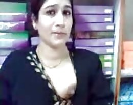 Arabische Mädchen Baharini saugen