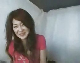 asiatische Mädchen nimmt Tonnen Milch