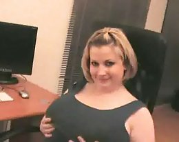 Big Tit Play im Arbeitszimmer
