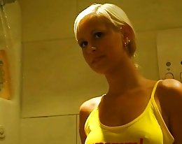 schöne blonde Teen - Dusche-Foto-Shooting - Teil 1