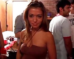 2 heiße Girls für Studenten sex party!