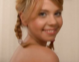 sehr süß Teen Pussy creampie