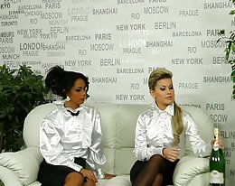 zwei Mädchen in weißen satin-Bluse gefickt
