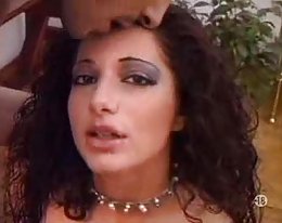 Brünette Schönheit gibt einen blowjob