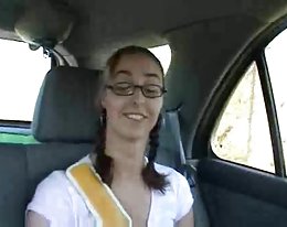 Pigtail Nerd Teen erhalten $$$ fremd ficken